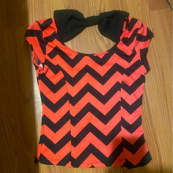 Small, pink, zig zagged, Aeropostale scrip Top. - Picture 3 of 4